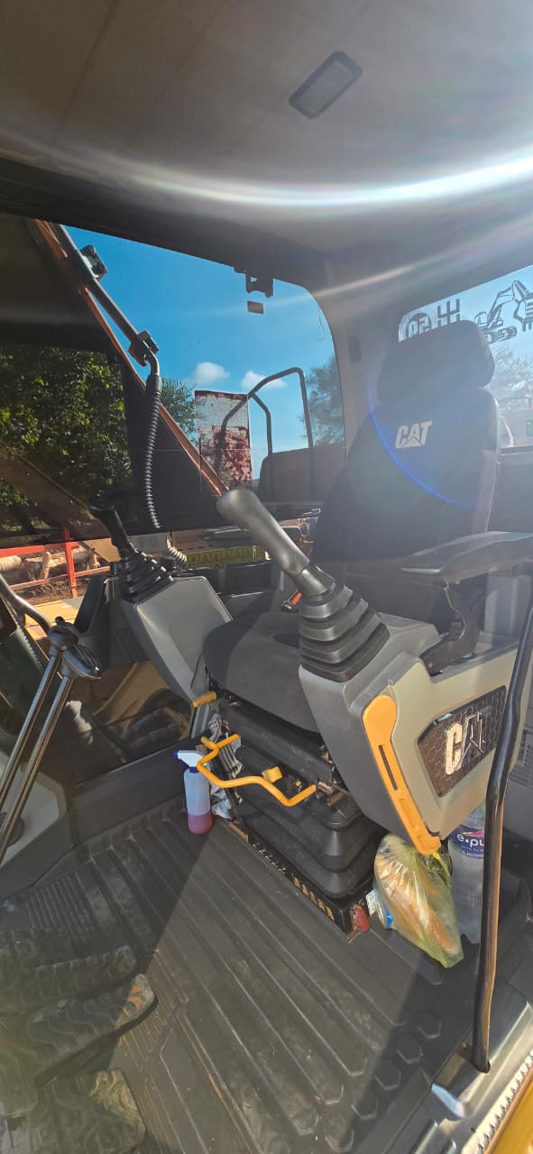 Excavadora CAT 320GC · cabina