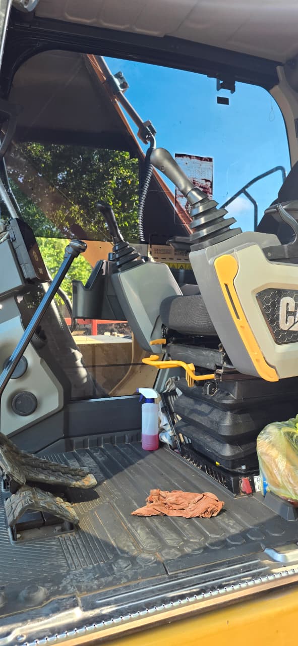 Excavadora CAT 320GC · cabina