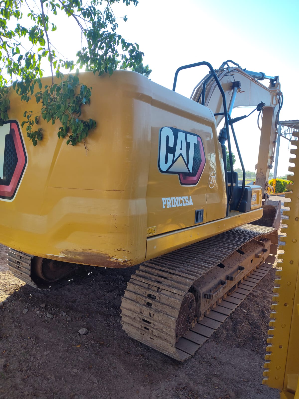 Excavadora CAT 320GC · exterior