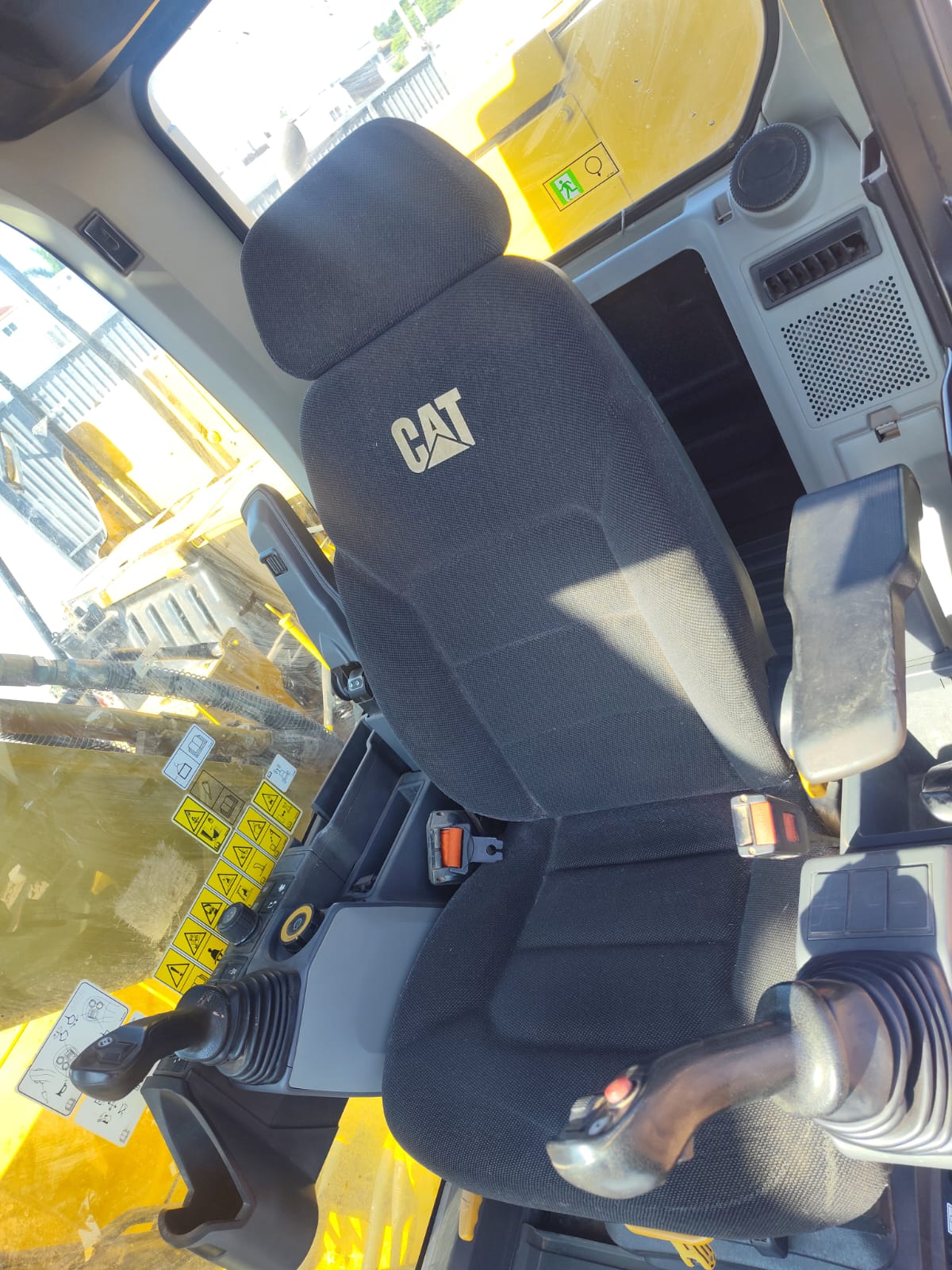 Excavadora CAT 320 · cabina