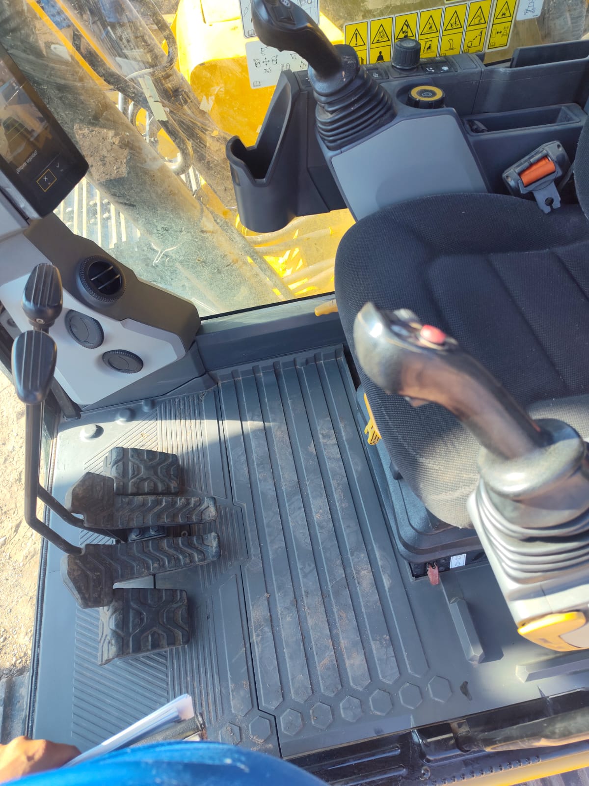 Excavadora CAT 320 · cabina