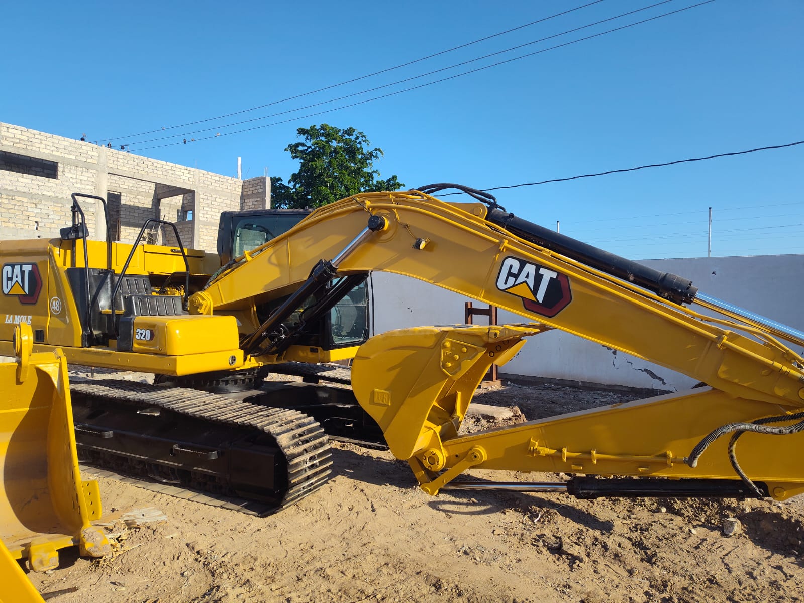 Excavadora CAT 320 · exterior