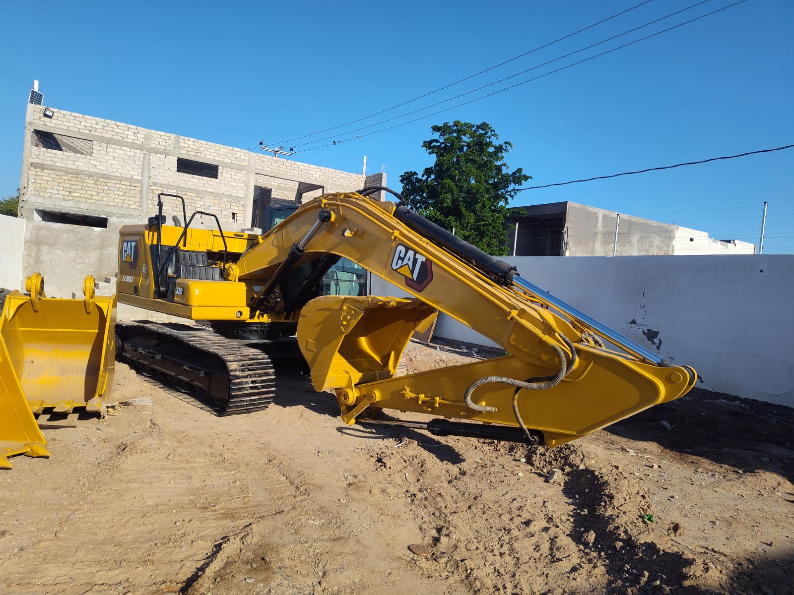 Excavadora CAT 320 · exterior