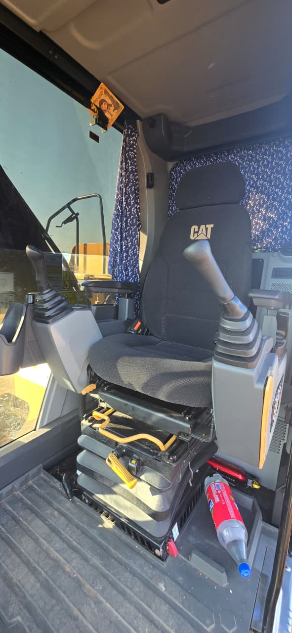 Excavadora CAT 320GC · cabina