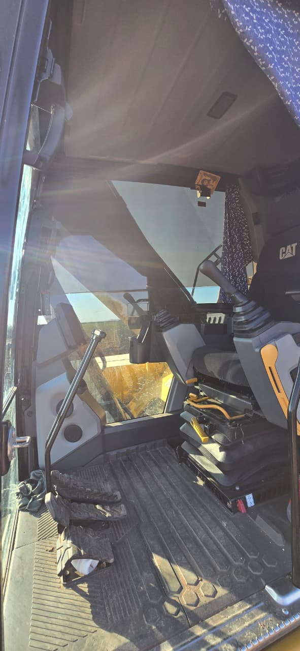 Excavadora CAT 320GC · cabina