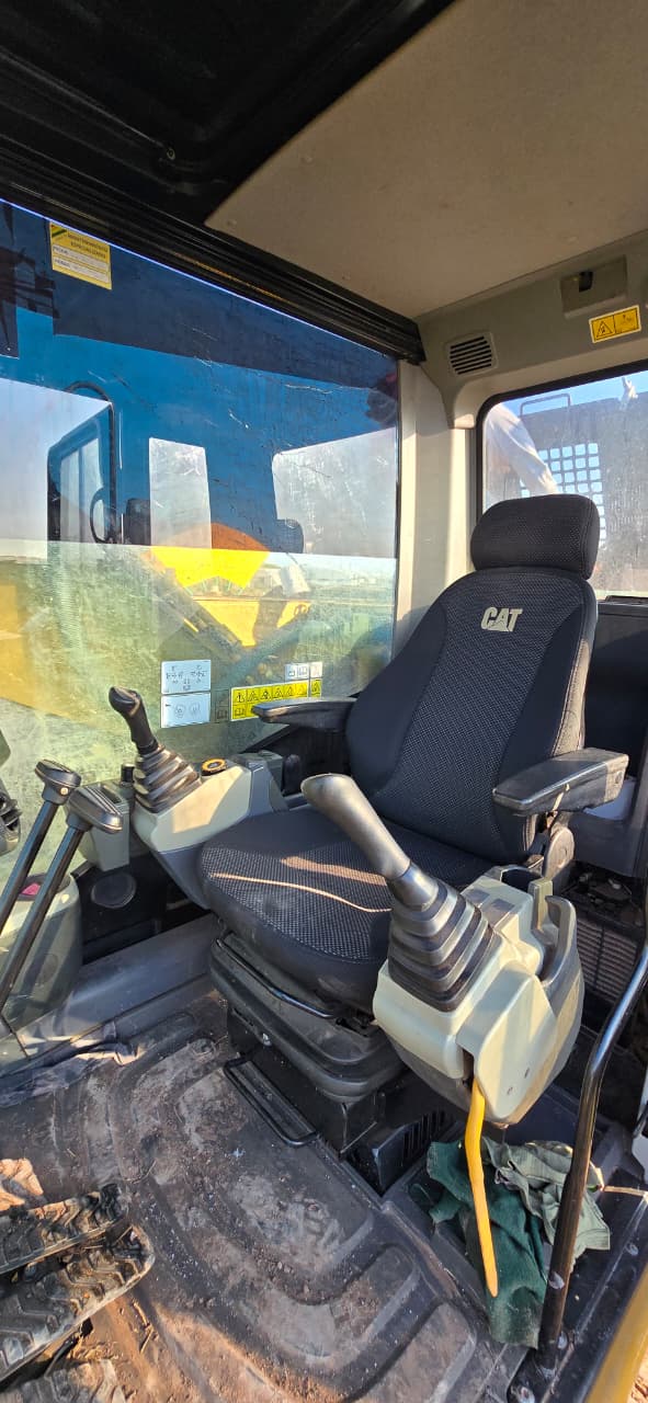 Excavadora CAT 320GX · cabina
