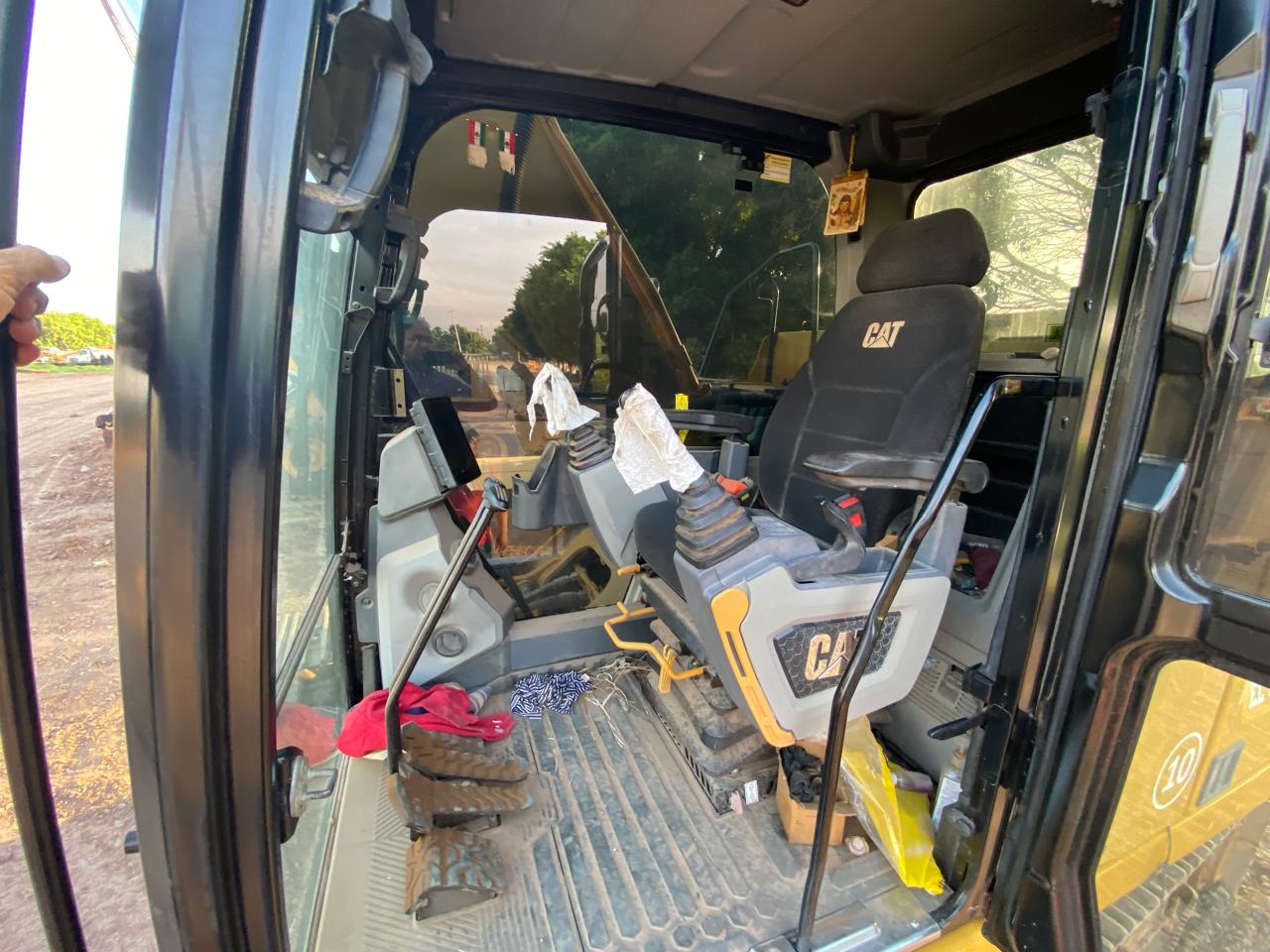 Excavadora CAT 330GC · cabina