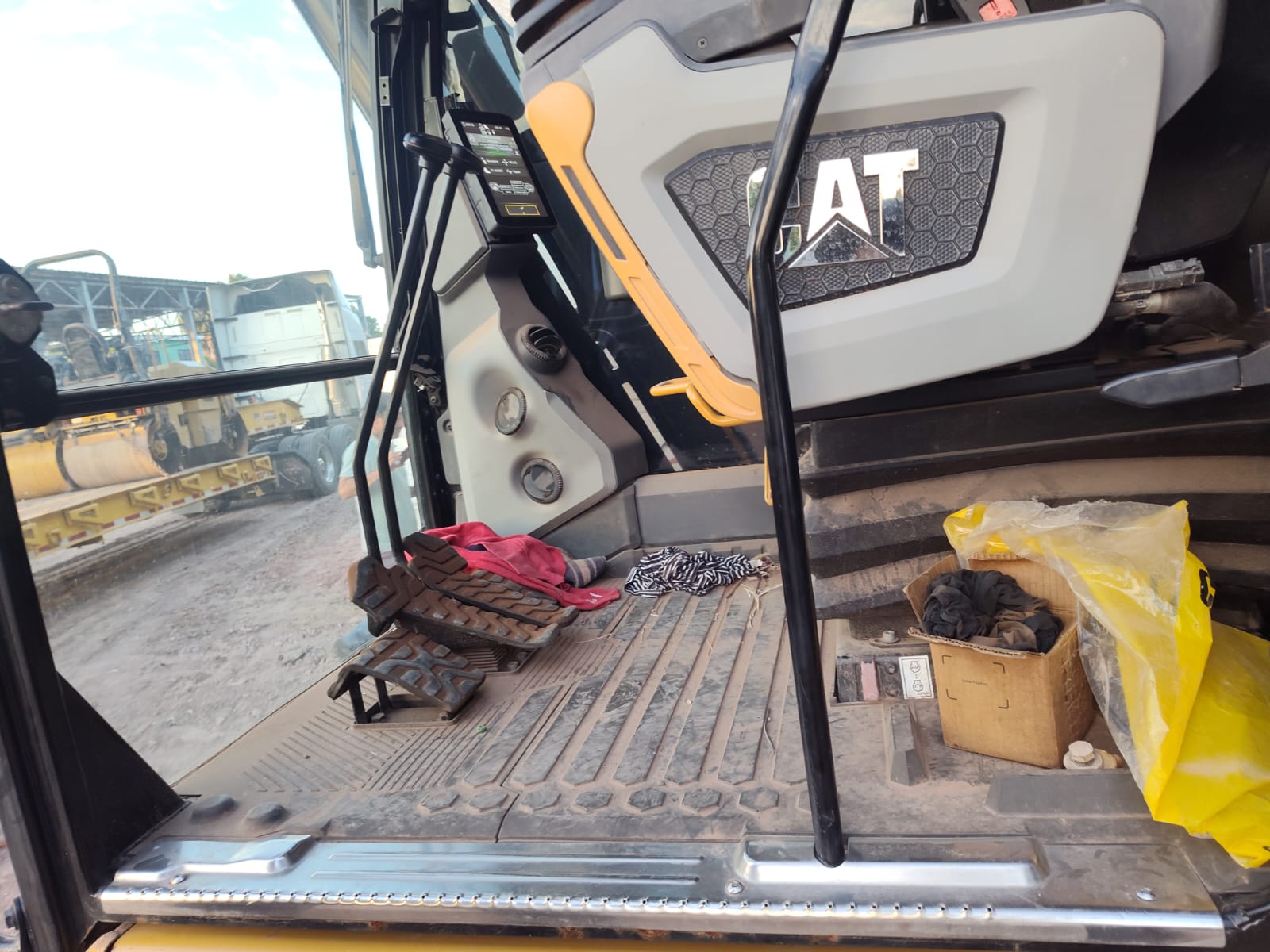 Excavadora CAT 330GC · cabina