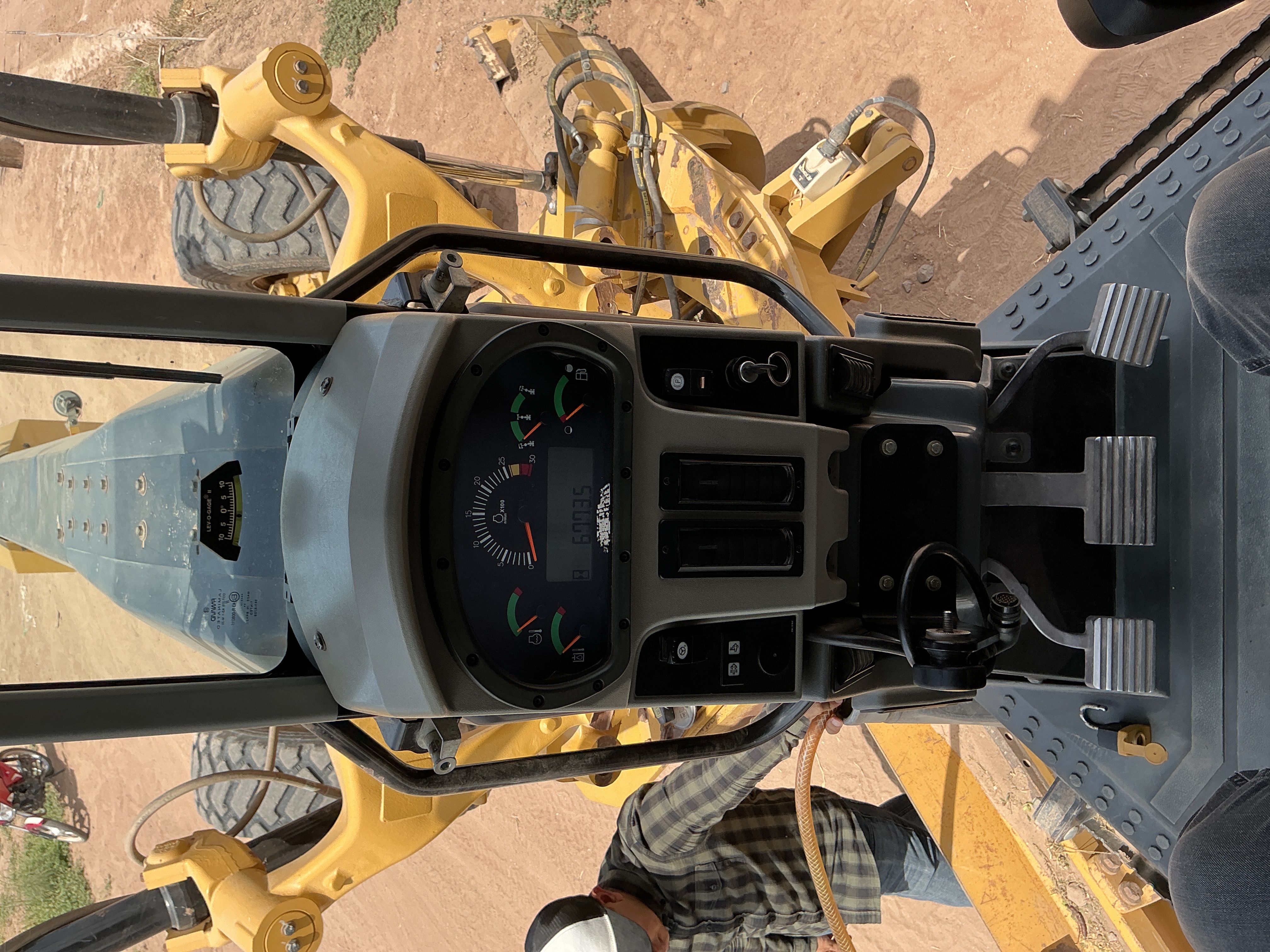 Motoniveladora CAT 120M2 con GPS Topográfico · cabina