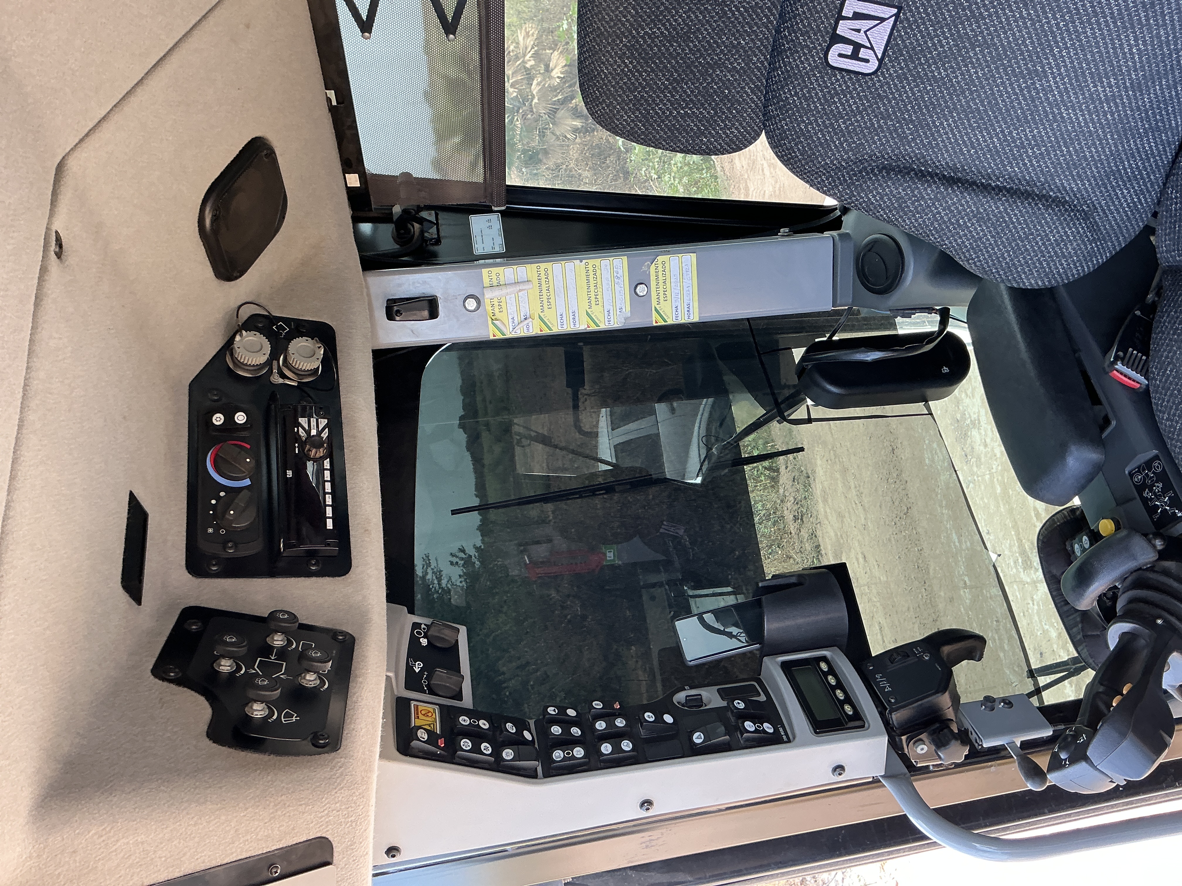 Motoniveladora CAT 120M2 con GPS Topográfico · cabina