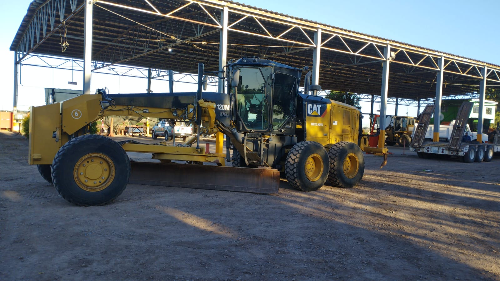 Motoniveladora CAT 120M2 con GPS Topográfico · exterior