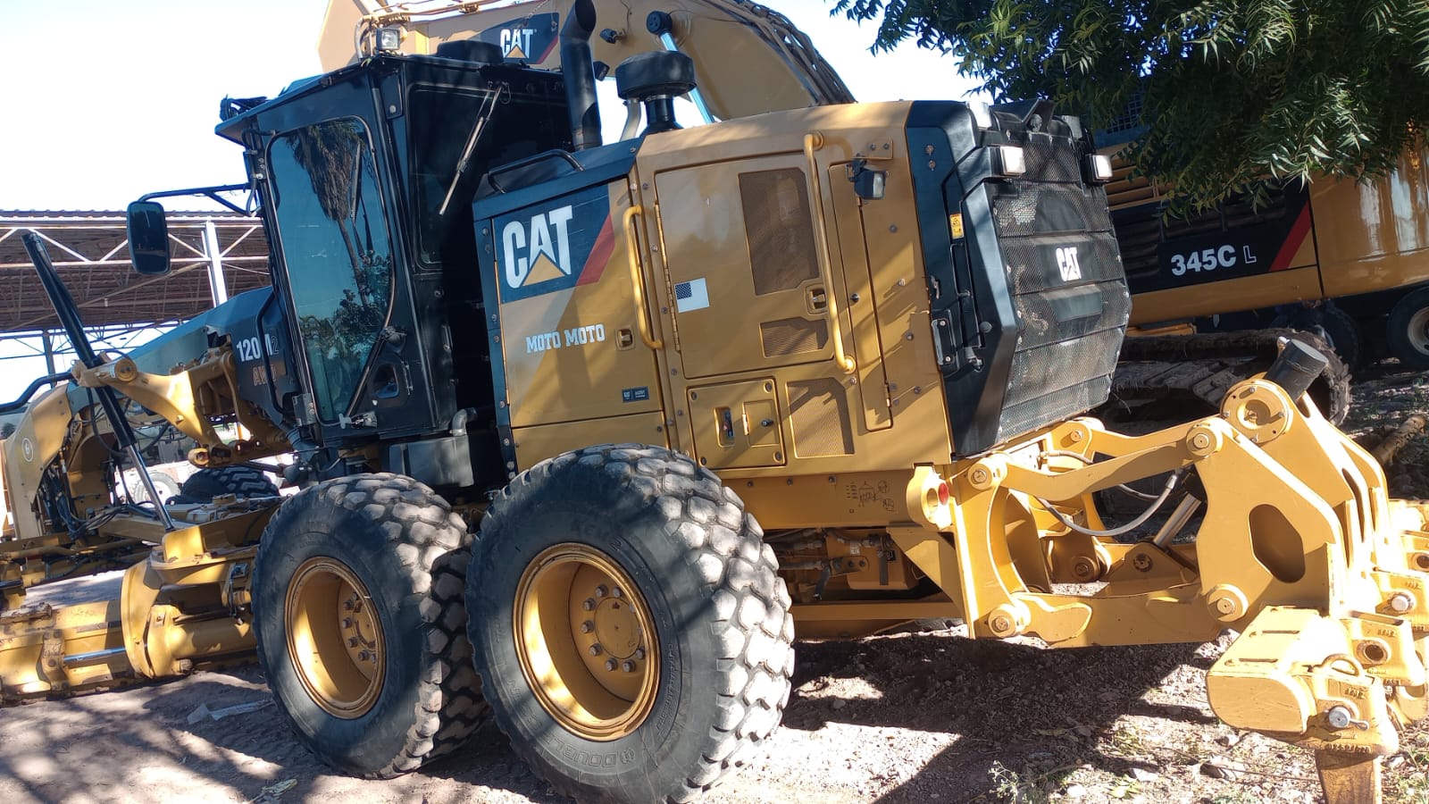Motoniveladora CAT 120M2 con GPS Topográfico · exterior