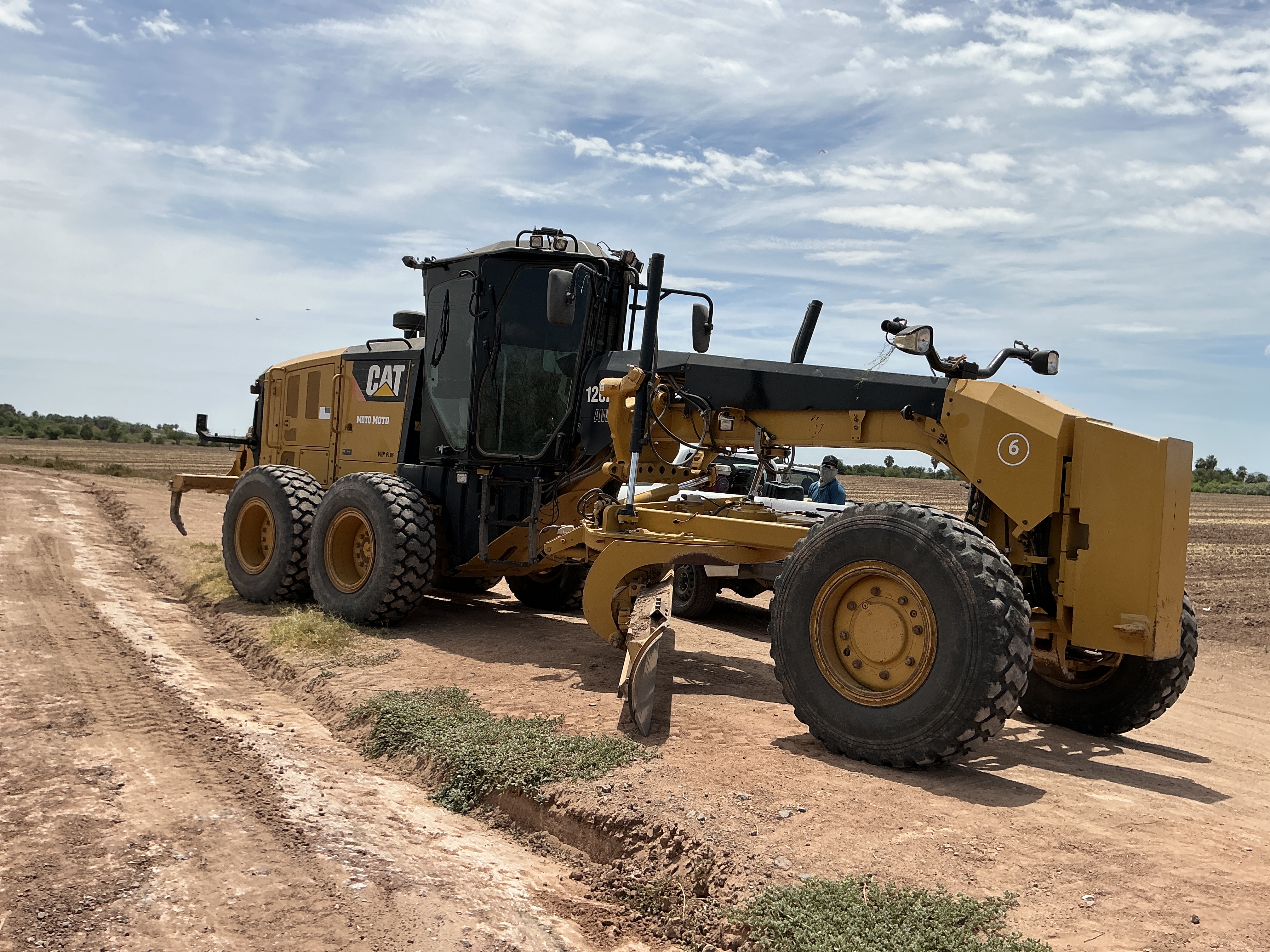 Motoniveladora CAT 120M2 con GPS Topográfico · exterior