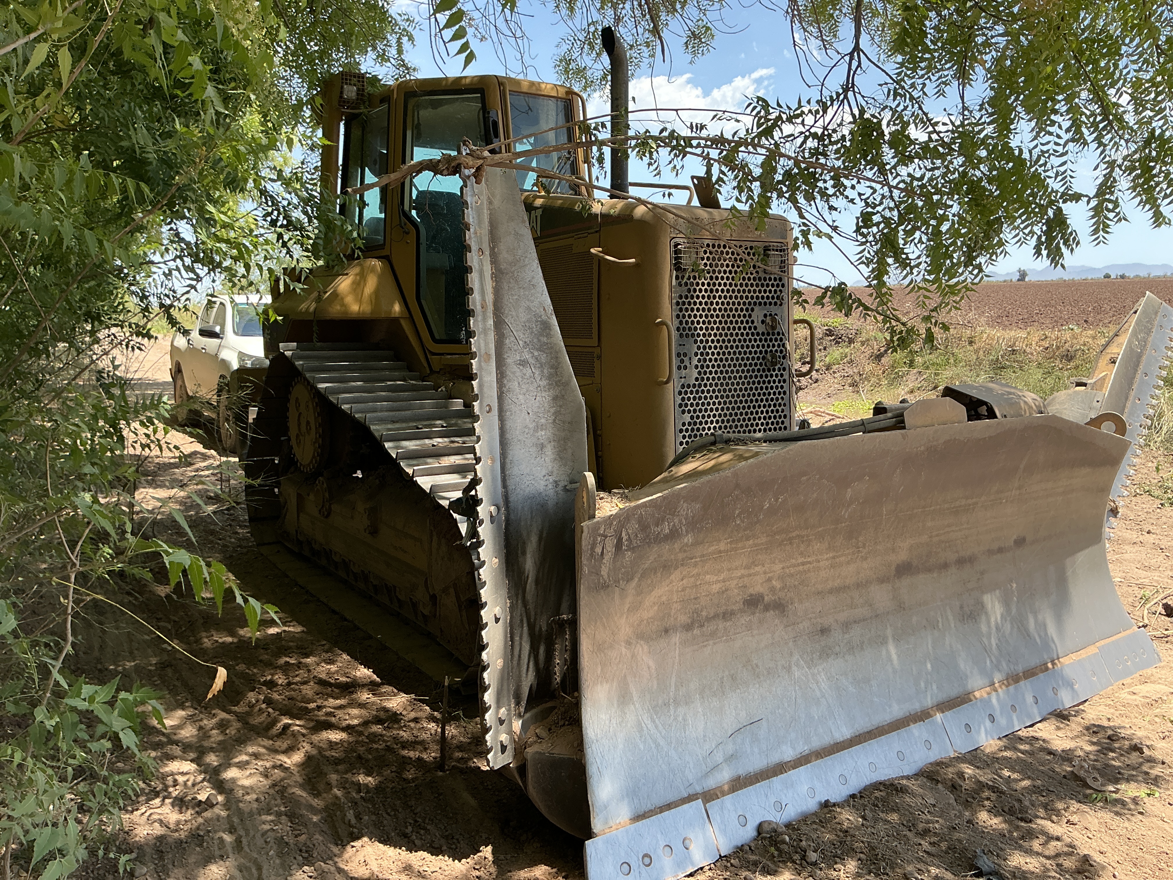 Tractor CAT D6N XL · exterior