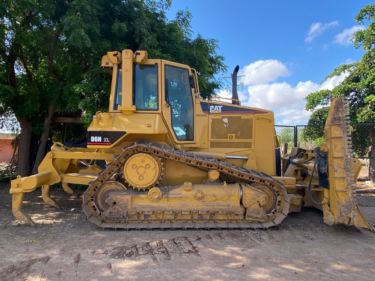 Tractor CAT D6N XL · exterior