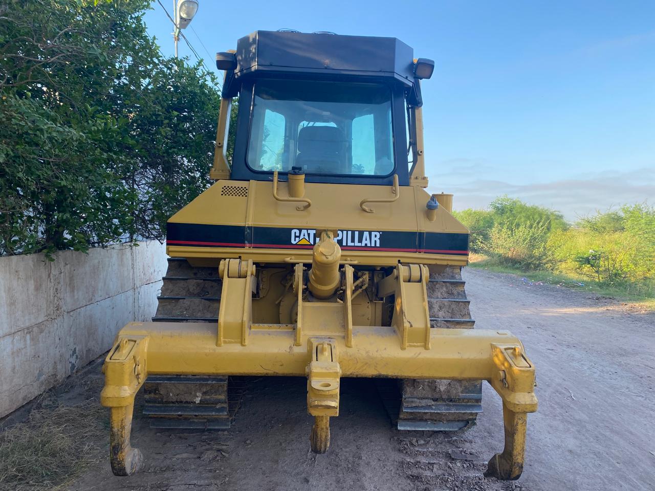 Tractor CAT D6N XL · exterior