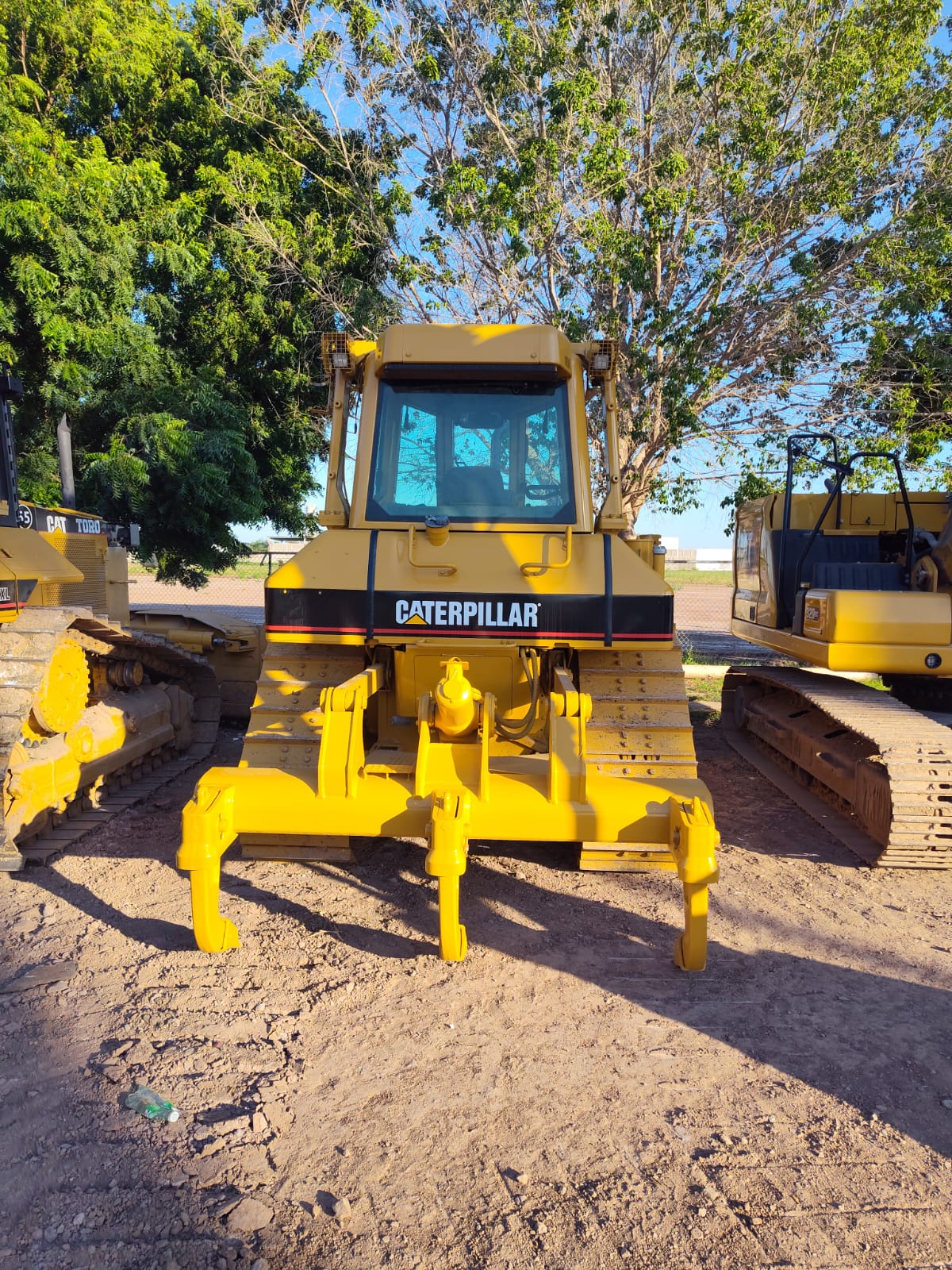 Tractor CAT D6N XL · exterior