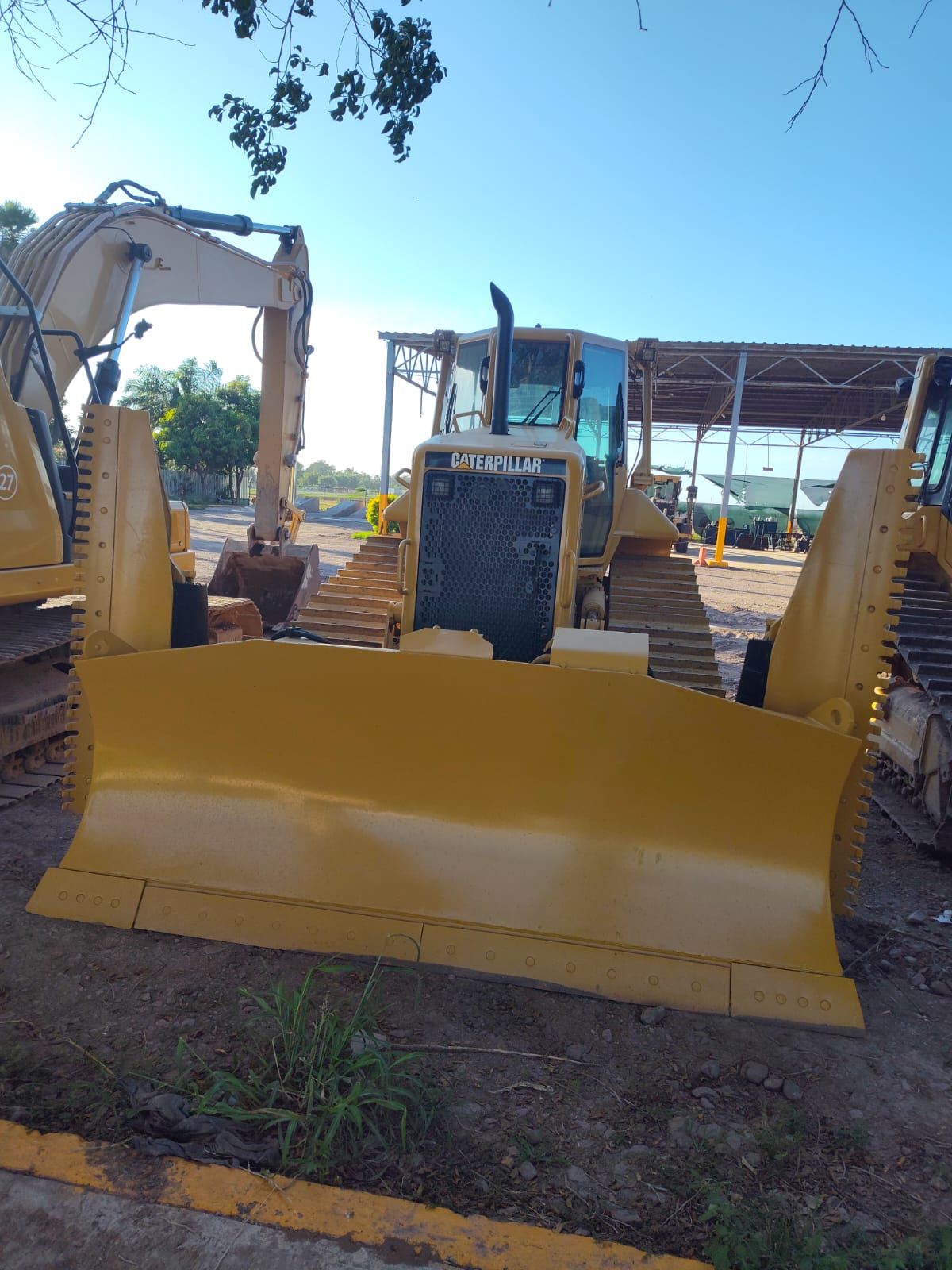 Tractor CAT D6N XL · exterior